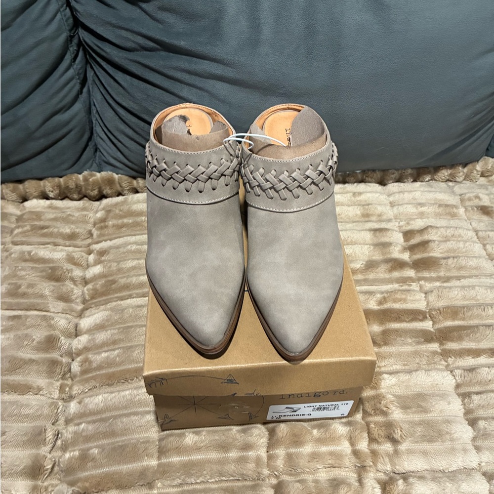 Stylish Natural Women's Ankle Boots sz 7 $25